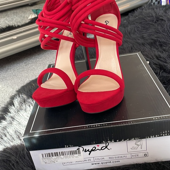 Red Suede Heel. Sz 8 - Picture 5 of 5